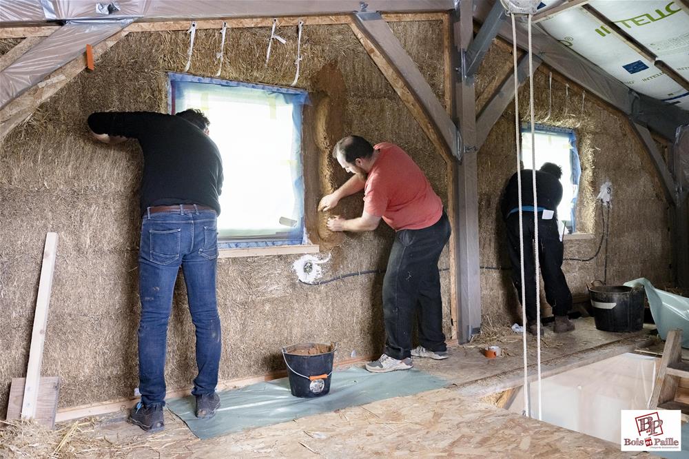 Enduit terre dans une maison paille à Pompaire (79)